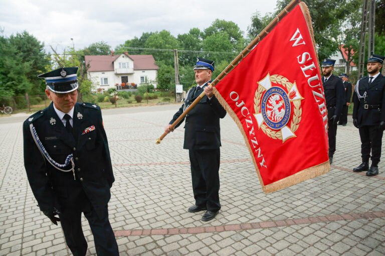 Sztandar i odznaczenia dla strażaków w Ćwikowie