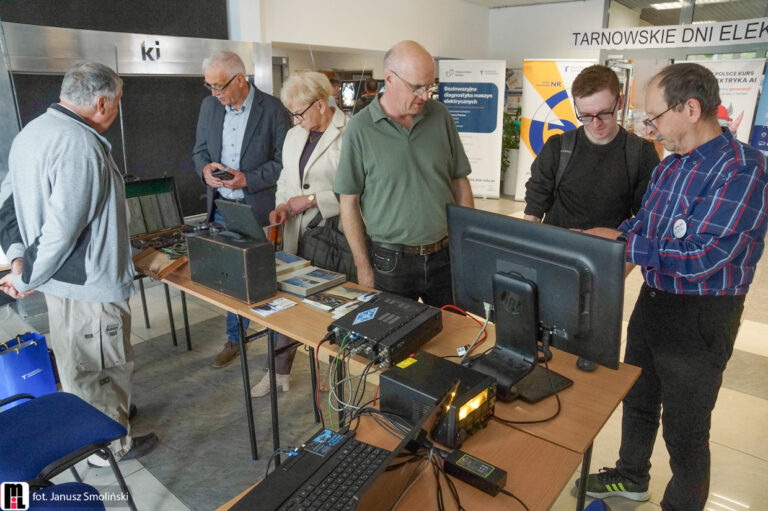 Tarnowscy krótkofalowcy na Dniu Elektryka. Łączności z całym światem i historia zamknięta w radiostacjach